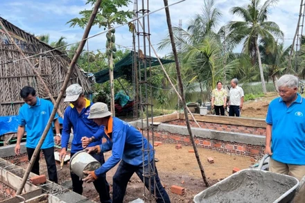 Lực lượng hội viên nông dân giúp nông dân nghèo xây nhà mới. (Ảnh: HOÀNG TRUNG)