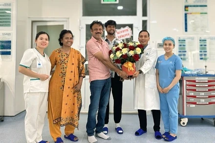 Gia đình du khách Koka Aneesh cảm ơn các y bác sỹ Bệnh viện Hoàn Mỹ. (Ảnh: PHAN ĐÀO)