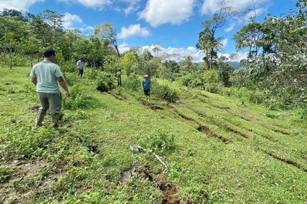 Các lực lượng kiểm tra những vết nứt mới xuất hiện . (Ảnh: PARAI)