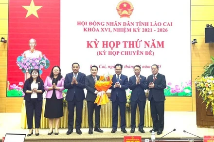 Lãnh đạo tỉnh Lào Cai tặng hoa chúc mừng Chủ tịch Ủy ban nhân dân tỉnh Nguyễn Tuấn Anh. (Ảnh: THANH SƠN)