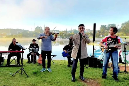 Nhóm nhạc thường biểu diễn bên hồ Xuân Hương, trung tâm tỉnh Lâm Đồng vào thời điểm sáng sớm. (Ảnh minh họa)