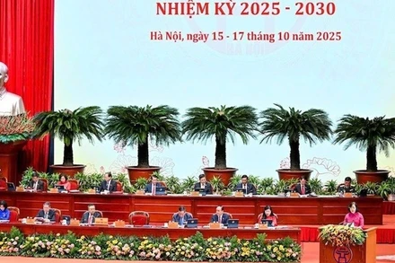 Đoàn Chủ tịch điều hành phiên khai mạc Đại hội Đảng bộ thành phố Hà Nội sáng 16/10.