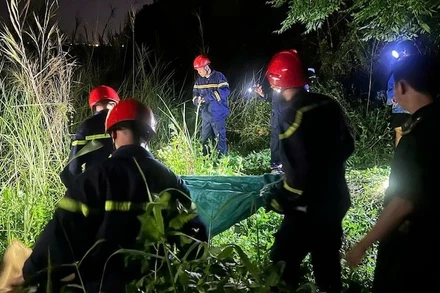 Lực lượng chức năng tiếp cận hiện trường, đưa thi thể nạn nhân ra khỏi khu vực bị nạn. (Ảnh: Công an cung cấp)