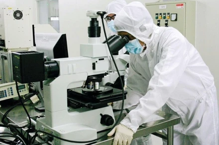 Các chuyên gia nghiên cứu công nghệ tại phòng sạch Trung tâm Nghiên cứu triển khai Khu Công nghệ cao Thành phố Hồ Chí Minh. (Ảnh TIẾN LỰC)