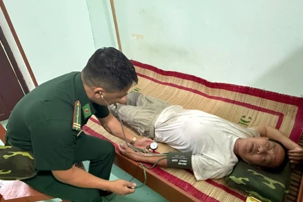 Sau khi được đưa vào đảo Lý Sơn an toàn, các ngư dân đi trên tàu cá NA 94031TS bị nạn trên biển được lực lượng quân y Biên phòng tỉnh Quảng Ngãi thăm khám sức khỏe.