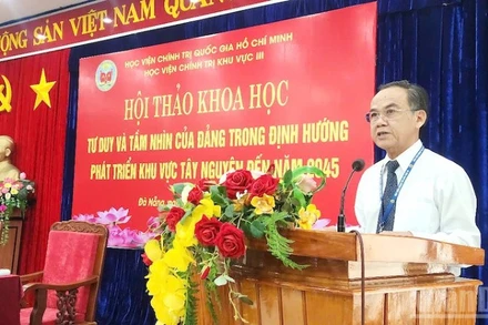 Phó Giáo sư, Tiến sĩ Nguyễn Ngọc Hòa, Phó Giám đốc Học viện Chính trị khu vực III phát biểu đề dẫn Hội thảo. (Ảnh: ĐÌNH TĂNG)