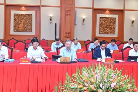 Tổng Bí thư Tô Lâm và các đồng chí lãnh đạo Đảng, Nhà nước chủ trì cuộc làm việc với Ban Thường vụ Đảng ủy Công an Trung ương. (Ảnh: ĐĂNG KHOA)