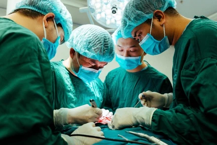 Các bác sĩ đang thực hiện ca phẫu thuật.