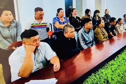 Các đối tượng tham gia đánh bạc tại cơ quan Công an.