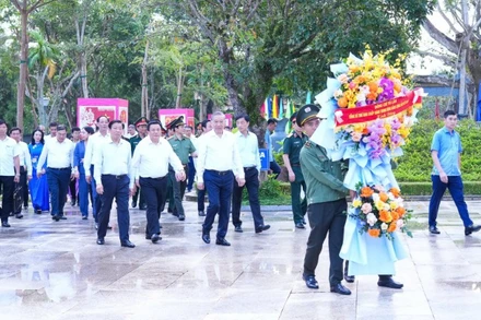 Tổng Bí thư Tô Lâm cùng các đồng chí lãnh đạo Đảng, Nhà nước và các đại biểu về dâng hoa, dâng hương tưởng niệm Chủ tịch Hồ Chí Minh.