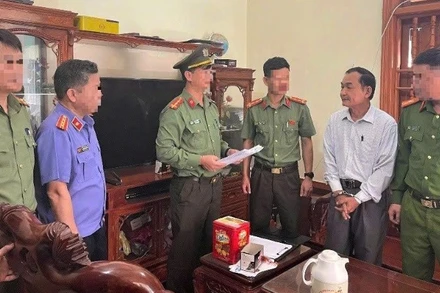 Tống đạt Quyết định khởi tố và Lệnh bắt bị can để tạm giam đối với đối tượng Nguyễn Duy Niệm. (Ảnh: Công an Nghệ An)