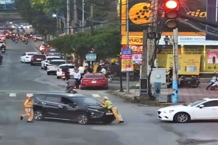 Hình ảnh tại hiện trường xảy ra vụ việc. (Ảnh cắt từ video clip)