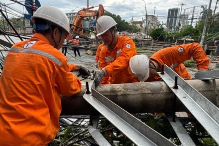 Thiệt hại do bão số 10 gây ra đã ảnh hưởng đến 1.095.887 khách hàng dùng điện trên địa bàn tỉnh Nghệ An.