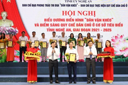 Lãnh đạo Ủy ban nhân dân tỉnh Nghệ An trao Giấy chứng nhận, Bằng khen cho các cá nhân, tập thể điển hình. (Ảnh: KIM OANH)