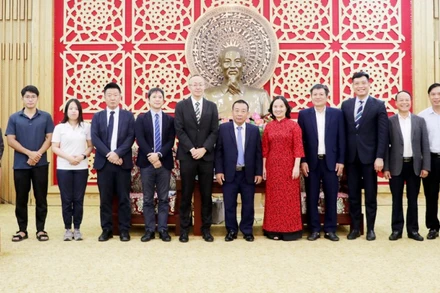 Lãnh đạo tỉnh Nghệ An chụp hình lưu niệm cùng Đoàn công tác Văn phòng JICA Việt Nam. (Ảnh: PHAN QUỲNH)