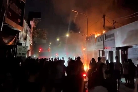 Vụ hỏa hoạn xảy ra ở khu vực tập trung nhiều cửa hàng bán quần áo. (Ảnh: NGA SÂM)