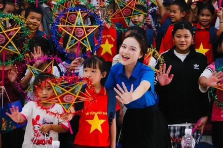 Ca sĩ Hà Quỳnh Như đồng hành cùng chương trình trao quà và đem đến những tiết mục văn nghệ sôi động, ấm áp tới các em nhỏ. (Ảnh: TỈNH ĐOÀN NGHỆ AN)