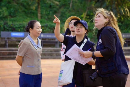 Đoàn công tác UNESCO khảo sát thực địa tại Tháp Nhạn, Tuy Hòa. (Ảnh: UNESCO)