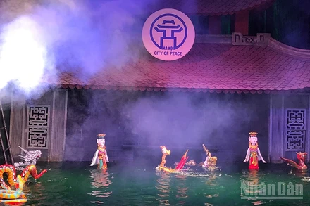 Trình diễn rối nước tại Nhà hát múa rối Thăng Long.