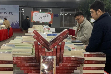 Bạn đọc đến hội sách từ rất sớm. (Ảnh: Nhã Nam)