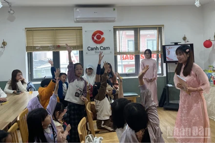 Các em nhỏ hào hứng với buổi ra mắt sách "Tết Ngựa yêu thương".