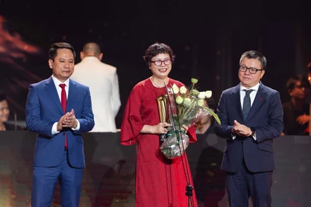 Ông Lê Quốc Minh, Ủy viên Trung ương Đảng, Phó Trưởng Ban Tuyên giáo và Dân vận Trung ương, Chủ tịch Hội Nhà báo Việt Nam và Nhà báo Trương Thành Trung, Tổng Biên tập Báo Đại đoàn kết trao giải Tinh hoa cống hiến cho đại diện gia đình nhạc sĩ Phạm Tuyên.