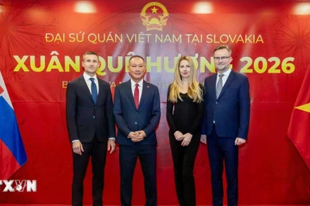 Đại sứ Phạm Trường Giang chụp ảnh lưu niệm cùng hai lãnh sự danh dự tại sự kiện. (Ảnh: TTXVN)