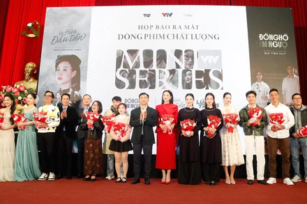 Các nghệ sĩ của 3 đoàn làm phim trong lễ công bố. (Ảnh: VFC)