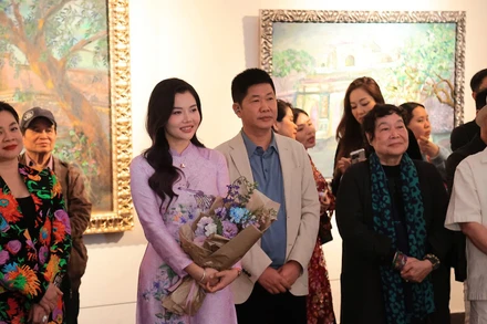 Họa sĩ Lê Trang (áo dài tím) tại triển lãm.
