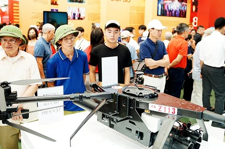 UAV được nhiều người dân quan tâm tại Triển lãm kỷ niệm 80 năm Quốc khánh 2/9. Ảnh: NGUYỆT ANH