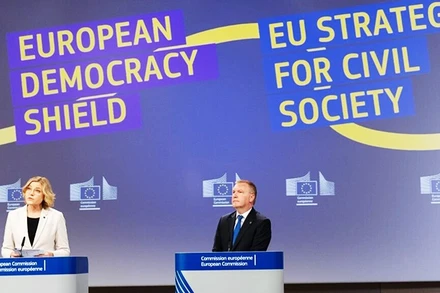 Giới chức EU công bố "Chiến lược lá chắn dân chủ châu Âu". Ảnh: EURONEWS