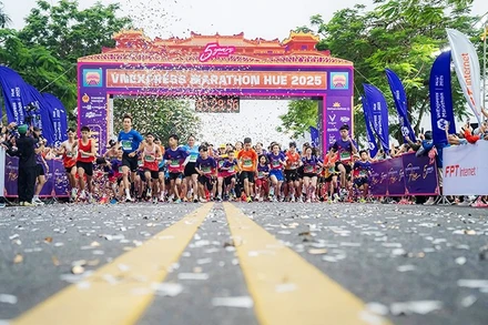 Giải VnExpress Marathon Imperial Huế 2025 thu hút hơn 11 nghìn người tham dự.