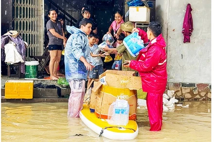 Những phần quà nhỏ, chia sẻ với bà con vùng trũng đang chật vật sau lũ. Ảnh: TRƯƠNG ĐỊNH