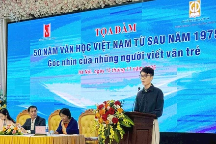 Nhà văn trẻ Trần Văn Thiên phát biểu tại tọa đàm. Ảnh: LỮ MAI