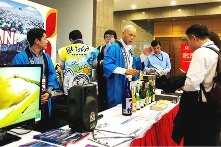 Doanh nghiệp Nhật Bản giới thiệu sản phẩm. Ảnh: THANH TÂM