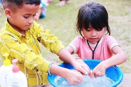 Dạy em giữ gìn vệ sinh cá nhân.