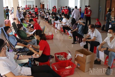 Những người tham gia hiến máu tình nguyện giúp đời.