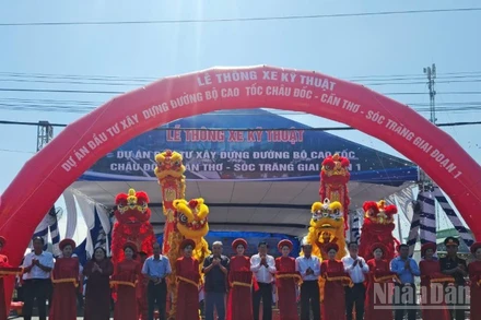 Quang cảnh cắt băng thông xe kỹ thuật.