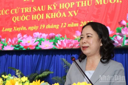 Phó Chủ tịch nước Võ Thị Ánh Xuân phát biểu tại buổi tiếp xúc cử tri phường Long Xuyên.