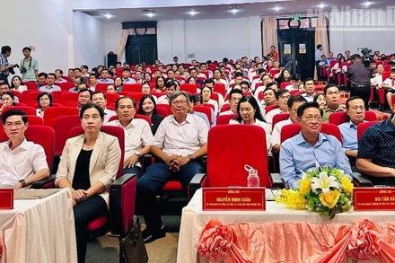 Đồng chí Nguyễn Hồ Hải, Bí thư Tỉnh ủy (đầu bìa trái) và các đồng chí trong Ban Thường vụ Tỉnh ủy Cà Mau dự khai mạc buổi tọa đàm. (Ảnh: TRỌNG DUY)