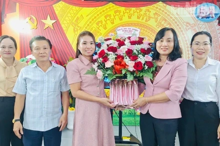 Đồng chí Đỗ Ái Lam, Chủ tịch Ủy ban nhân dân xã Hòa Bình (Cà Mau) cũng lãnh đạo các ngành của xã đến thăm, tặng hoa và chúc mừng các thầy cô giáo tại Trường mầm non Hoa Hồng. (Ảnh: HỒNG ĐÀO)