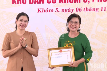 Đồng chí Tô Việt Thu, Thường vụ Tỉnh ủy Cà Mau, Bí thư phường Bạc Liêu trao tặng danh hiệu Khóm Văn hóa cho tập thể khóm 5. (Ảnh: HỒNG THƠ)