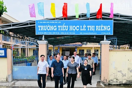 Đồng chí Nguyễn Hồ Hải, Bí thư Tỉnh ủy Cà Mau (áo xanh,giữa) và Đoàn công tác đến thăm Trường tiểu học Lê Thị Riêng thuộc phường Bạc Liêu.
