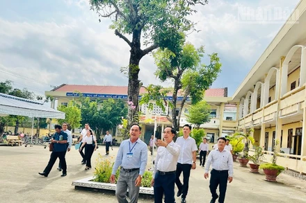 Đồng chí Hồ Thanh Thủy, Phó Bí thư Tỉnh ủy Cà Mau (người chỉ tay) cùng đoàn công tác thăm Trường Trung học sơ sở Võ Nguyên Giáp tại phường Vĩnh Trạch. (Ảnh TRỌNG DUY) 