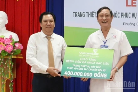Giám đốc Vietcombank Chi nhánh Bạc Liêu trao tặng trang thiết bị y tế phục vụ công tác chuyển đổi số cho bác sĩ chuyên khoa 2 Mã Quốc Thiện, Giám đốc Bệnh viện đa khoa Bạc Liêu, tỉnh Cà Mau.