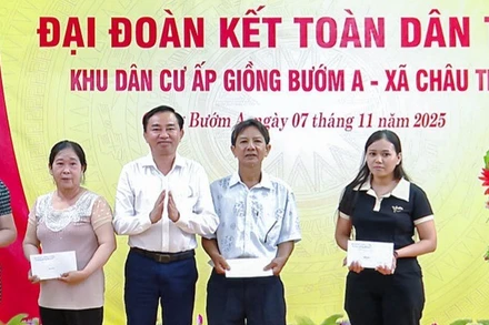 Đồng chí Phan Thanh Duy, Thường vụ Tỉnh ủy, Trưởng ban Tổ chức Tỉnh ủy Cà Mau đến dự và tặng quà các hộ gia đình khó khăn ở ấp Giồng Bướm A, xã Châu Thới. (Ảnh: TRẦN THANH TUẤN)
