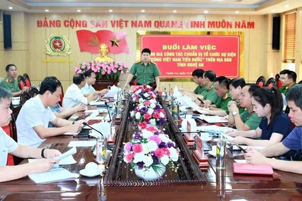 Đại tá Trần Hồng Quang, Phó Giám đốc Công an tỉnh Nghệ An chủ trì buổi làm việc.