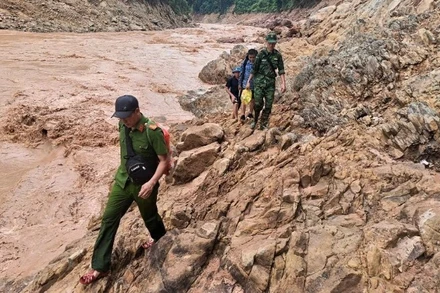 Lực lượng "4 tại chỗ" xã Mỹ Lý (Nghệ An) phải đi bộ 2 ngày mới tiếp cận được bản Cha Nga bị mưa lũ cô lập, nơi 36 ngôi nhà bị lũ cuốn trôi.