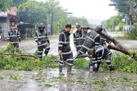 Cán bộ, chiến sĩ Trung đoàn Cảnh sát Cơ động Bắc Trung Bộ tích cực tham gia khắc phục hậu quả bão số 5.