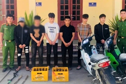 Các đối tượng bị bắt giữ cùng tang vật. (Ảnh: CANA)